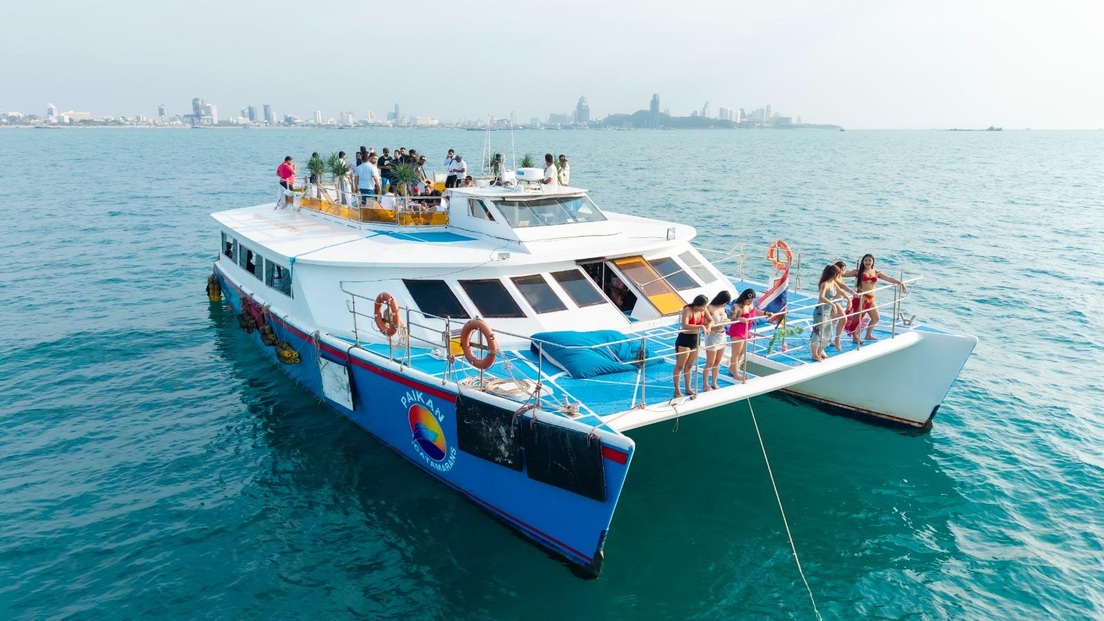 Unlimited drinks and bar service included in Pattaya yacht party ticket